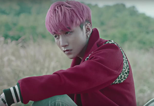 
Trong MV mới thực hiện, Sơn Tùng cũng diện một chiếc áo khoác màu đỏ điểm xuyết họa tiết da báo.